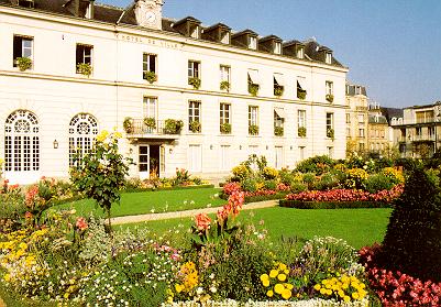 L'Hotel de Ville.
Constructed in 1777 on the site of the Hotel de La Rochefoucauld, and owned by the family of the famous author, it became the town hall in 1842. 